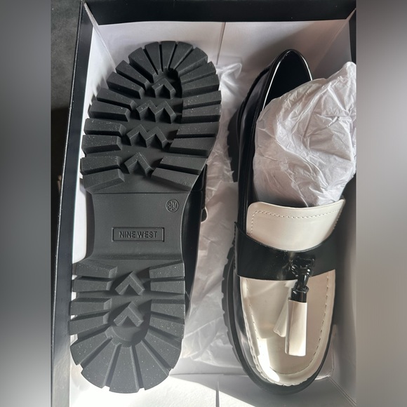Nine West Loafers. NWT. So chic wth denim and wide pants. Size 8.5.Original bx. - Picture 8 of 8